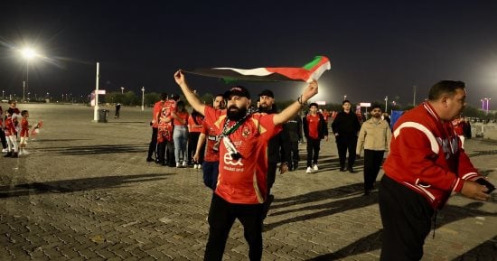 بحضور الأطفال وعلم فلسطين توافد جماهير الأهلي بكثافة لحضور مباراة